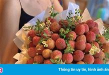 Bó hoa làm từ vải thiều giá một triệu đồng