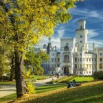 Ghé thăm lâu đài trắng Hluboka nổi tiếng trong tour du lịch Czech