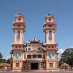 Khám phá vẻ đẹp tâm linh của chùa Cao Đài khi du lịch Phú Quốc