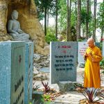 Du lịch Vĩnh Long, chiêm ngưỡng vườn kinh Phật bằng đá độc nhất